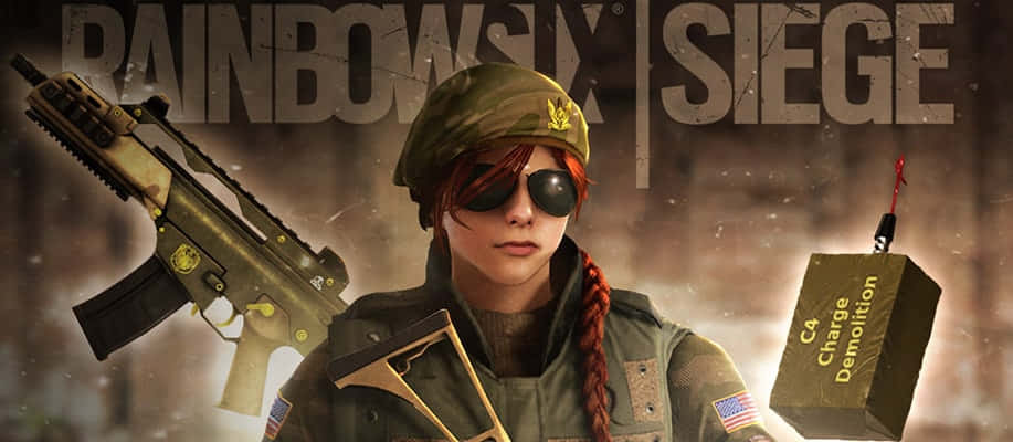 Rainbow Six Siege Ash 桌布 壁紙 — 一名身穿戰術裝備的女性操作員，在粗糙的城市背景下手持步槍和C4炸彈，並帶有遊戲標題文字。