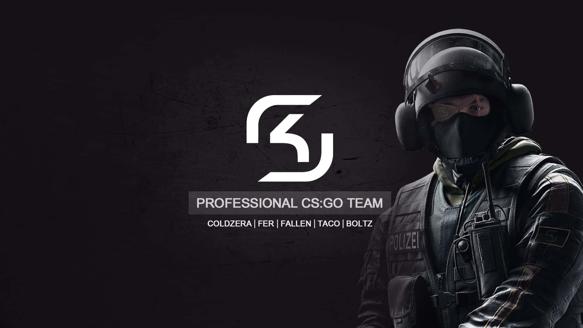 Sk Gaming 桌布 壁紙 — 一名身穿戰術裝備的專業CS:GO團隊成員站在深色紋理牆壁旁，旁邊有他們的標誌和玩家名稱。