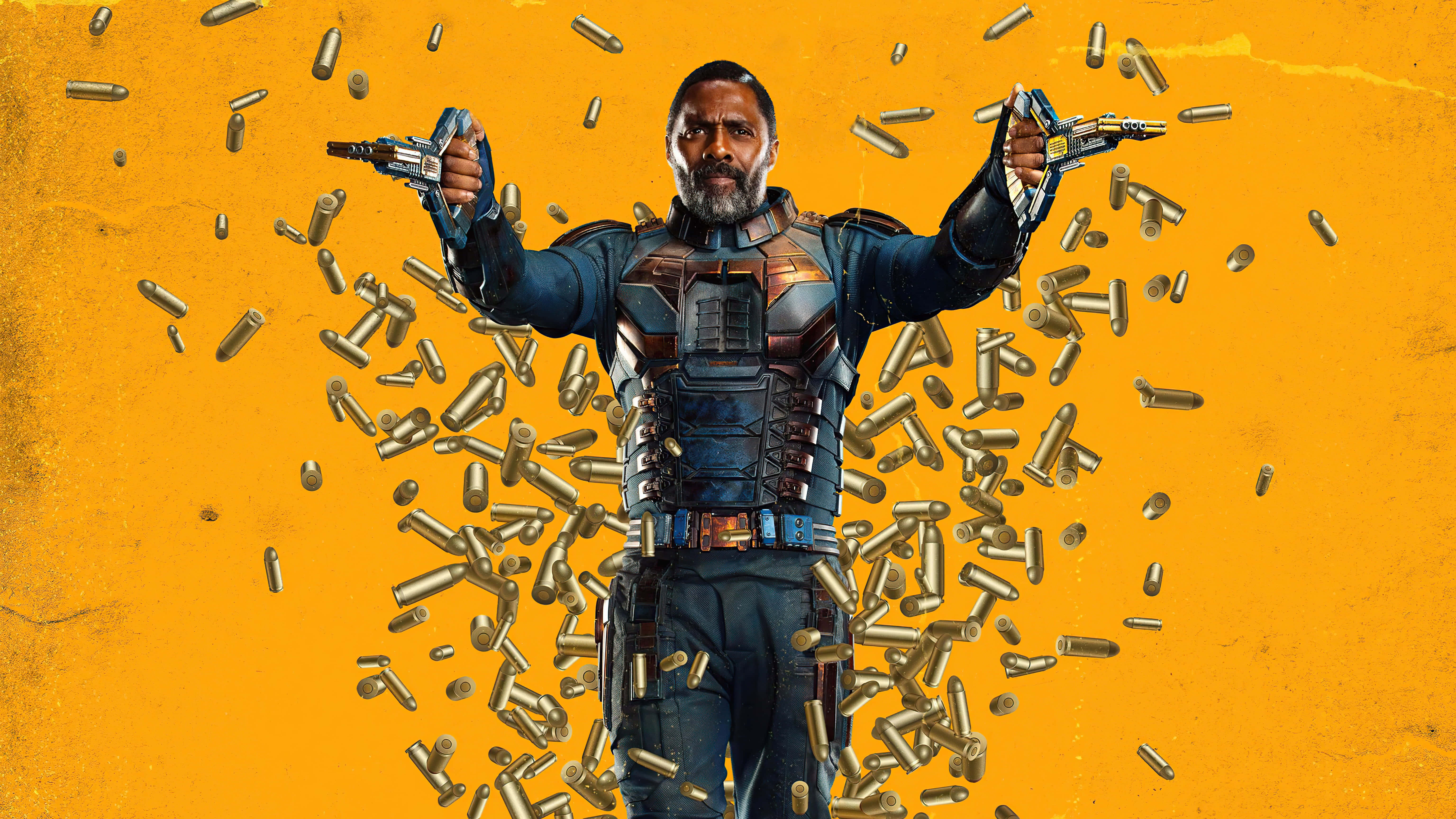 Suicide Squad 桌布 壁紙 — 一名身穿戰術裝備的男子挑釁地舉起槍支，金色子彈在他周圍爆炸，背景是充滿活力的橙色。