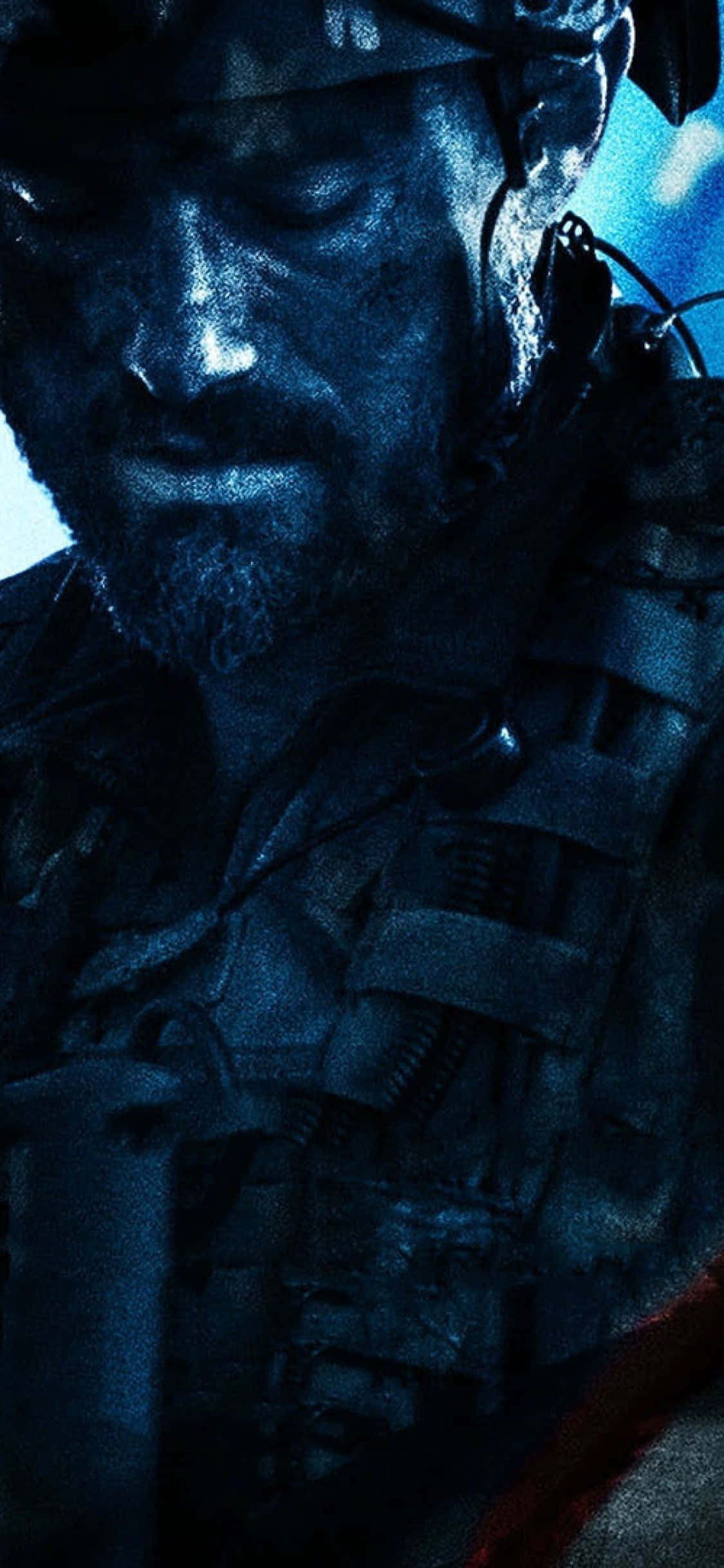 john krasinski 桌布 壁紙 — 一名身穿戰術裝備的疲憊士兵在冷藍色燈光下的特寫，角落帶有一絲紅色。