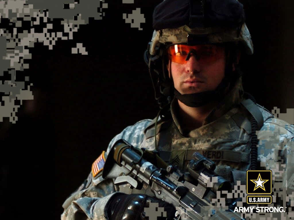 Army 桌布 壁紙 — 一名身穿數碼迷彩裝備的美國陸軍士兵，在深色背景下手持步槍，戴著橙色護目鏡。