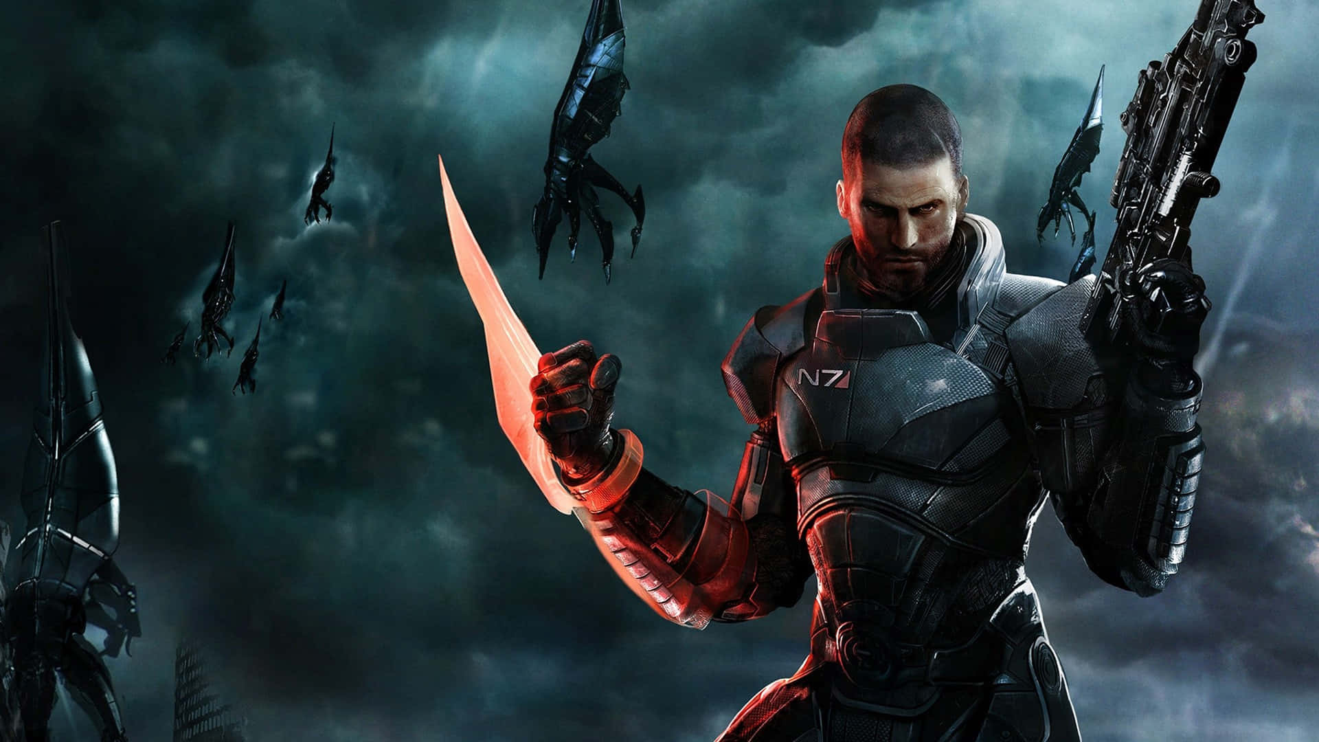 Commander Shepard 桌布 壁紙 — 一名身穿暗色盔甲的士兵揮舞著發光的劍和步槍，面對風暴天空，外星飛船在頭頂飛過。