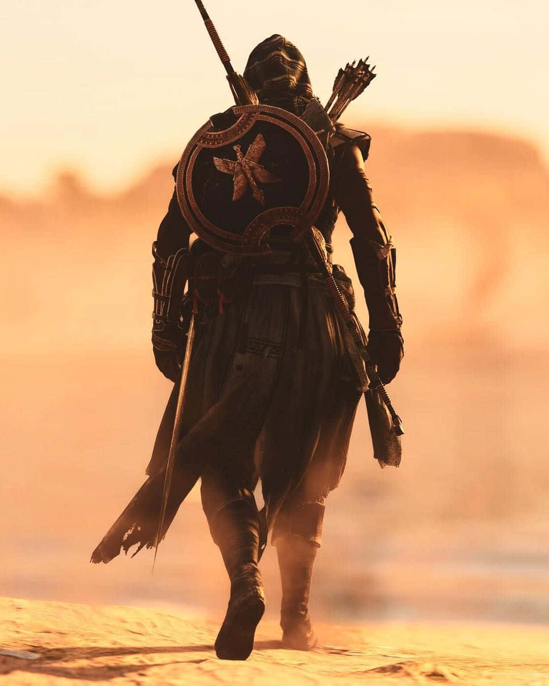 Bayek 桌布 壁紙 — 一名身穿暗色盔甲的戰士在日落時分背著盾牌和箭矢穿越沙漠離去。
