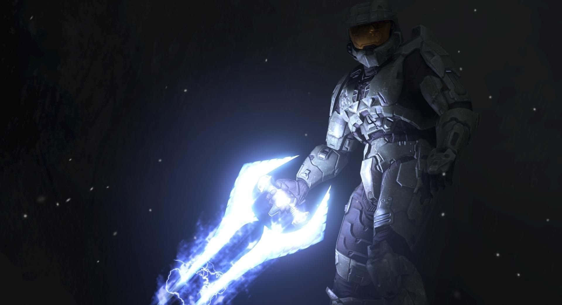 Halo Energy Sword 桌布 壁紙 — 一名身穿未來裝甲的士兵在黑暗星空背景下揮舞著發光的藍色能量劍。