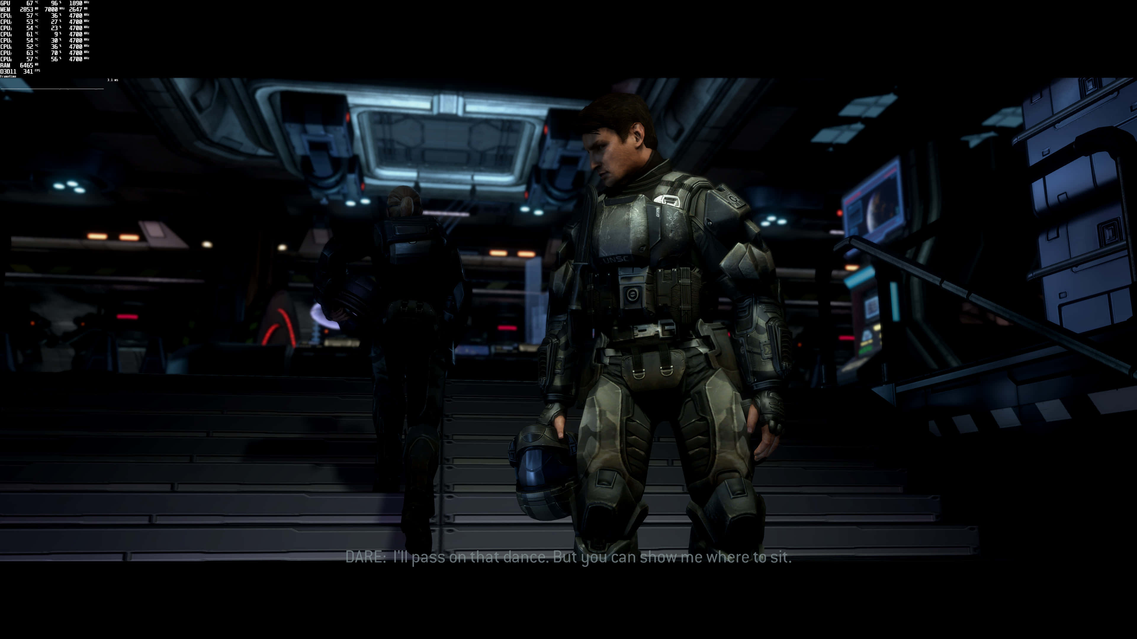Halo: ODST 4K 壁紙 — 一名身穿未來裝甲的士兵走過燈光昏暗的太空船走廊，走廊上有發光的藍色面板，前方還有另一個人影。