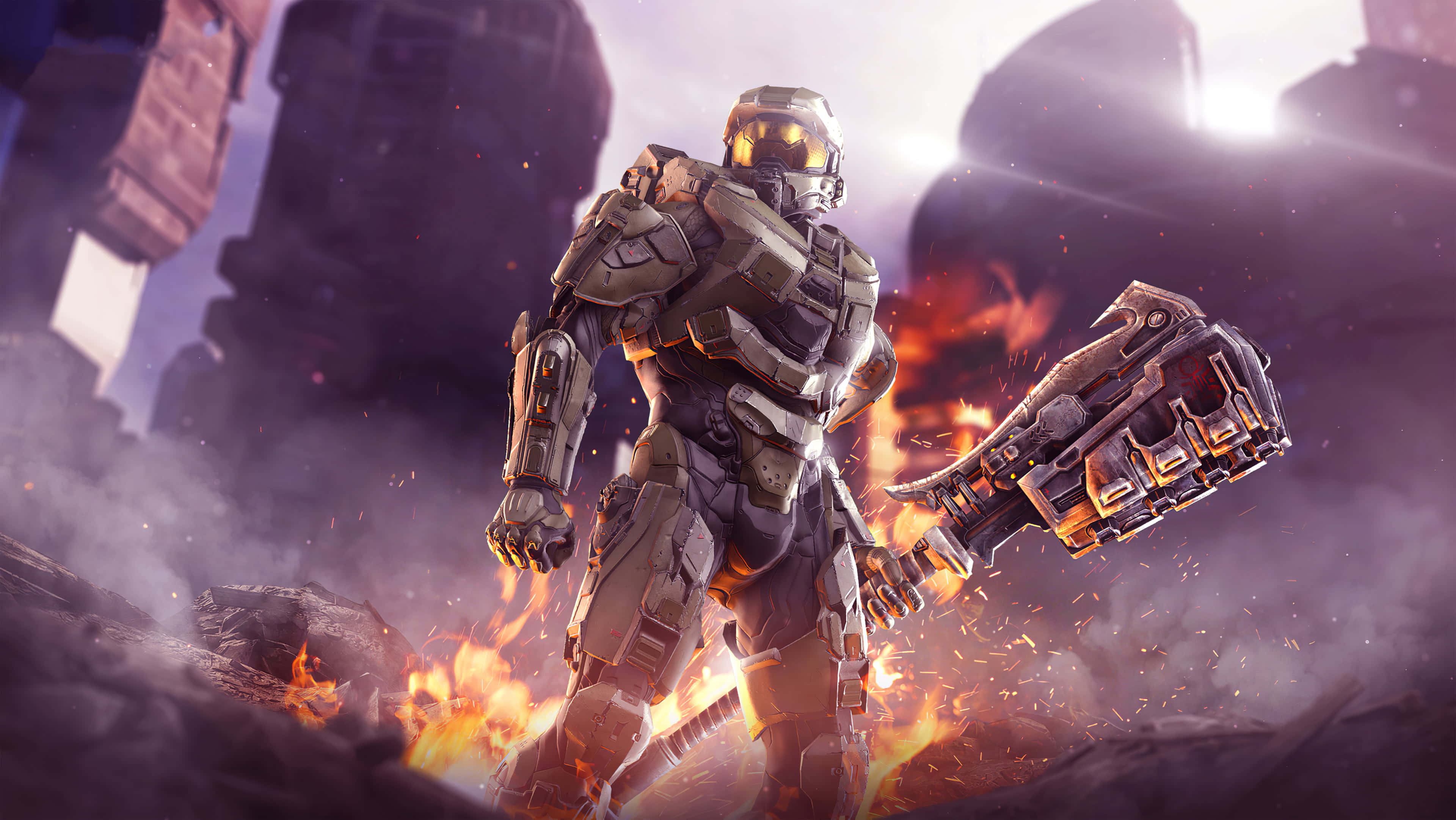 Halo Battle 桌布 壁紙 — 一名身穿未來裝甲的斯巴達戰士站在燃燒的廢墟中，在煙霧瀰漫的紫色天空下手持發光的能量武器。