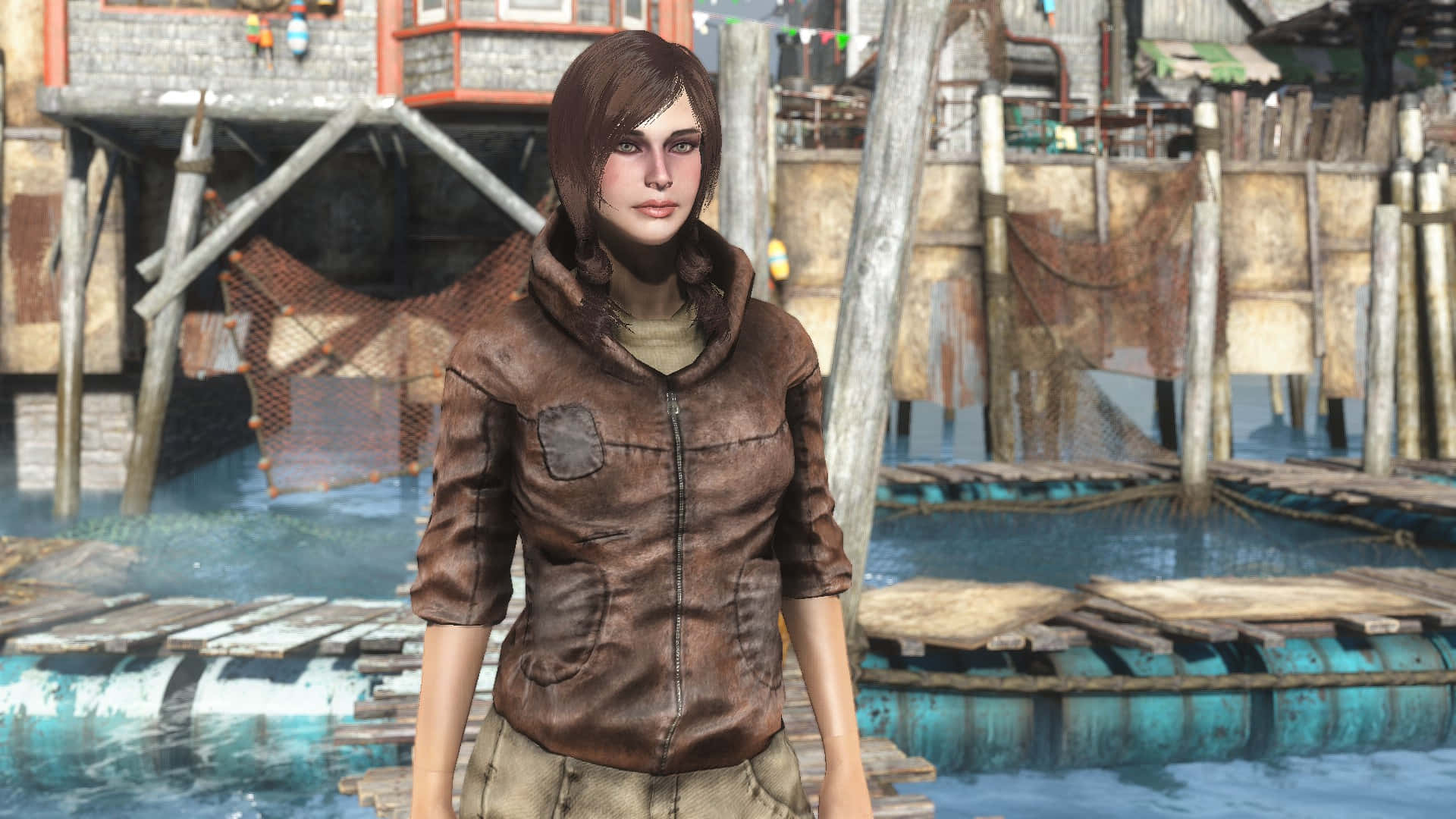 Fallout 4 The Capital Wasteland 桌布 壁紙 — 一名身穿棕色連帽外套的女子站在木製碼頭上，旁邊是生鏽的桶子和風化的高腳屋，身處被洪水淹沒的城市廢墟中。