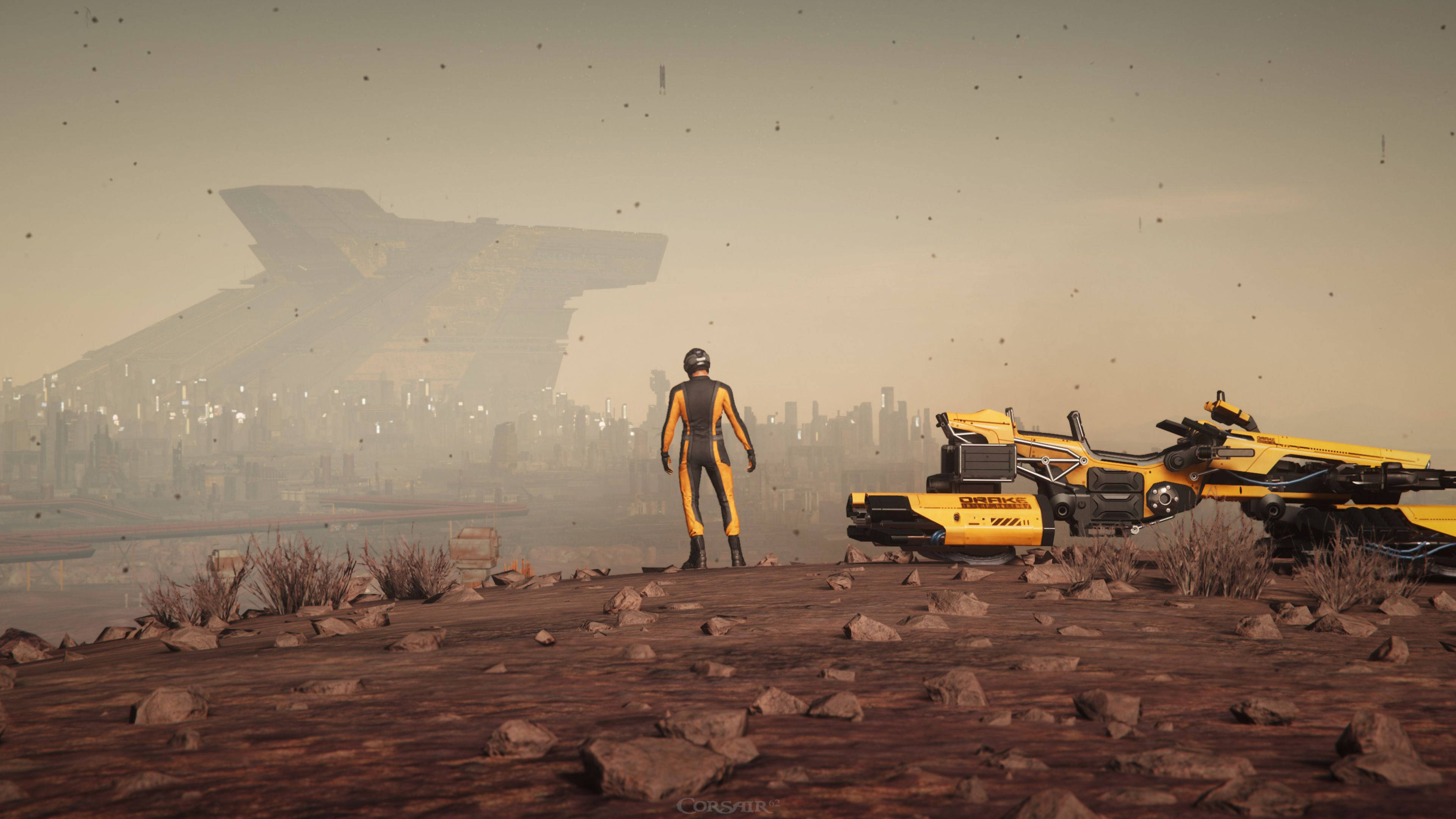 Star Citizen Space Explorer 壁紙 — 一名身穿橙色太空衣的孤獨太空人站在岩石外星平原上，旁邊有一輛黃色探測車，凝視著朦朧天空下遙遠的未來城市景觀。