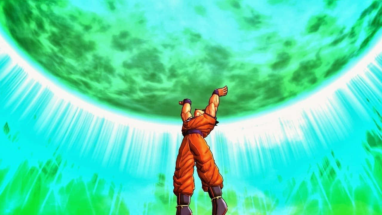 Goku's Spirit Bomb Sword 桌布 壁紙 — 一名身穿橙色道服的戰士，在一個發出明亮光芒的巨大綠色能量球下舉起雙臂站立。
