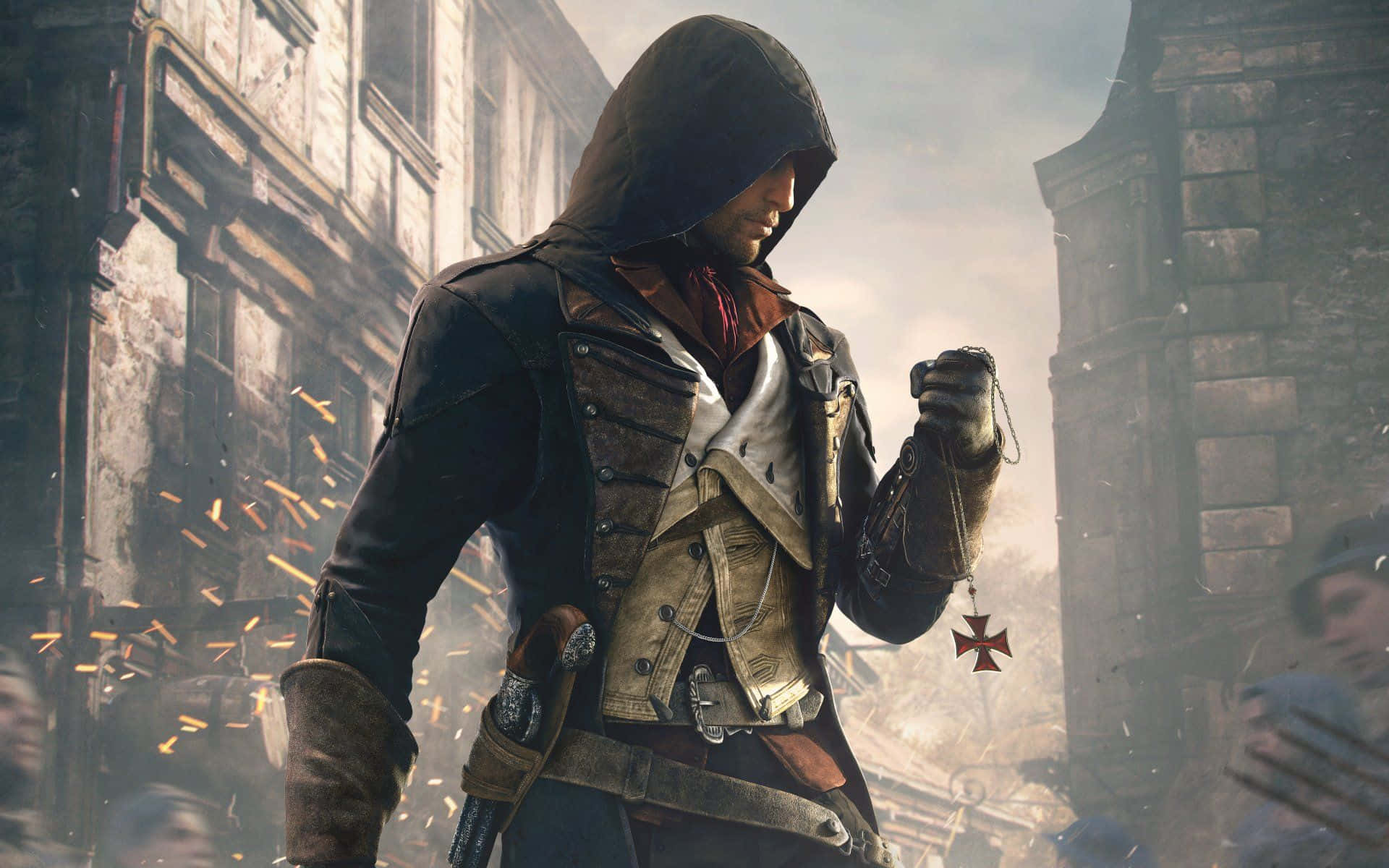 Assassin's Creed Unity 桌布 壁紙 — 一名身穿歷史裝備的戴帽刺客，在骯髒的城市小巷中，於飛舞的火花中手持紅色十字架吊墜。