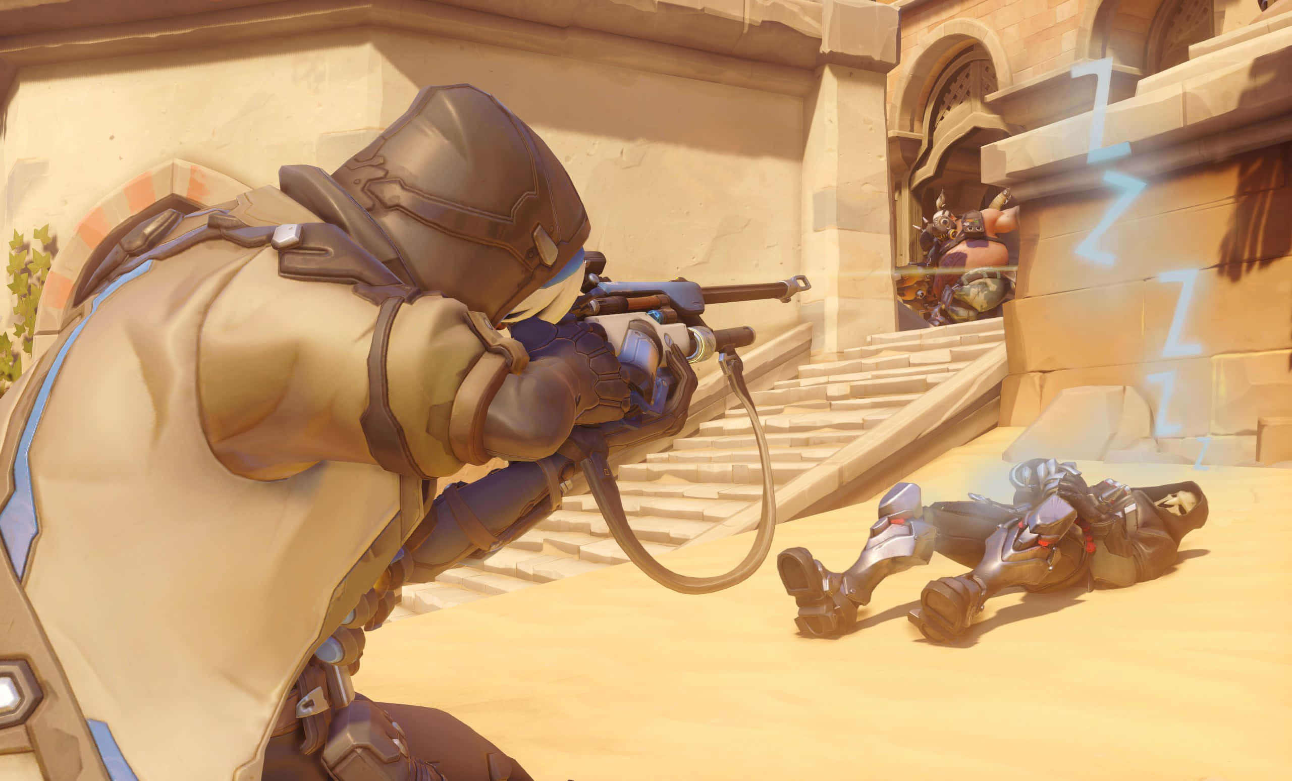 Overwatch Roadhog 桌布 壁紙 — 一名身穿沙漠盔甲的士兵，在古老石建築附近的沙梯上，用步槍瞄準一名倒下的敵人。