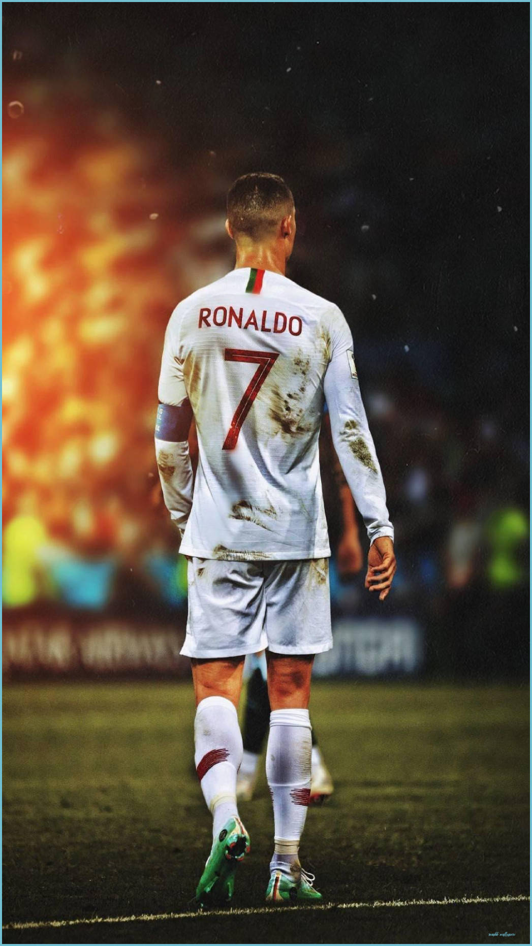Ronaldo 桌布 壁紙 — 一名身穿沾滿泥濘的白色球衣、背號7號的足球員在球場燈光下的草地上遠離鏡頭走去。