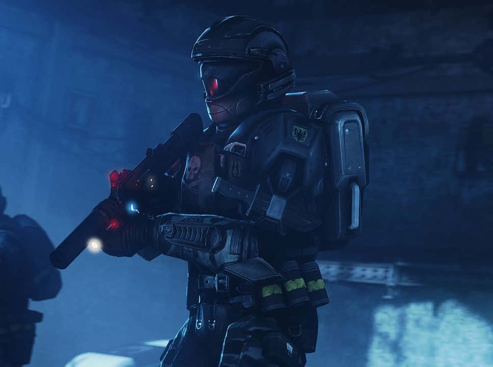 Halo Unsc 桌布 壁紙 — 一名身穿深色戰術裝備、配備紅色發光護目鏡和武器燈的士兵，在昏暗藍色光線的城市廢墟中保持警覺。