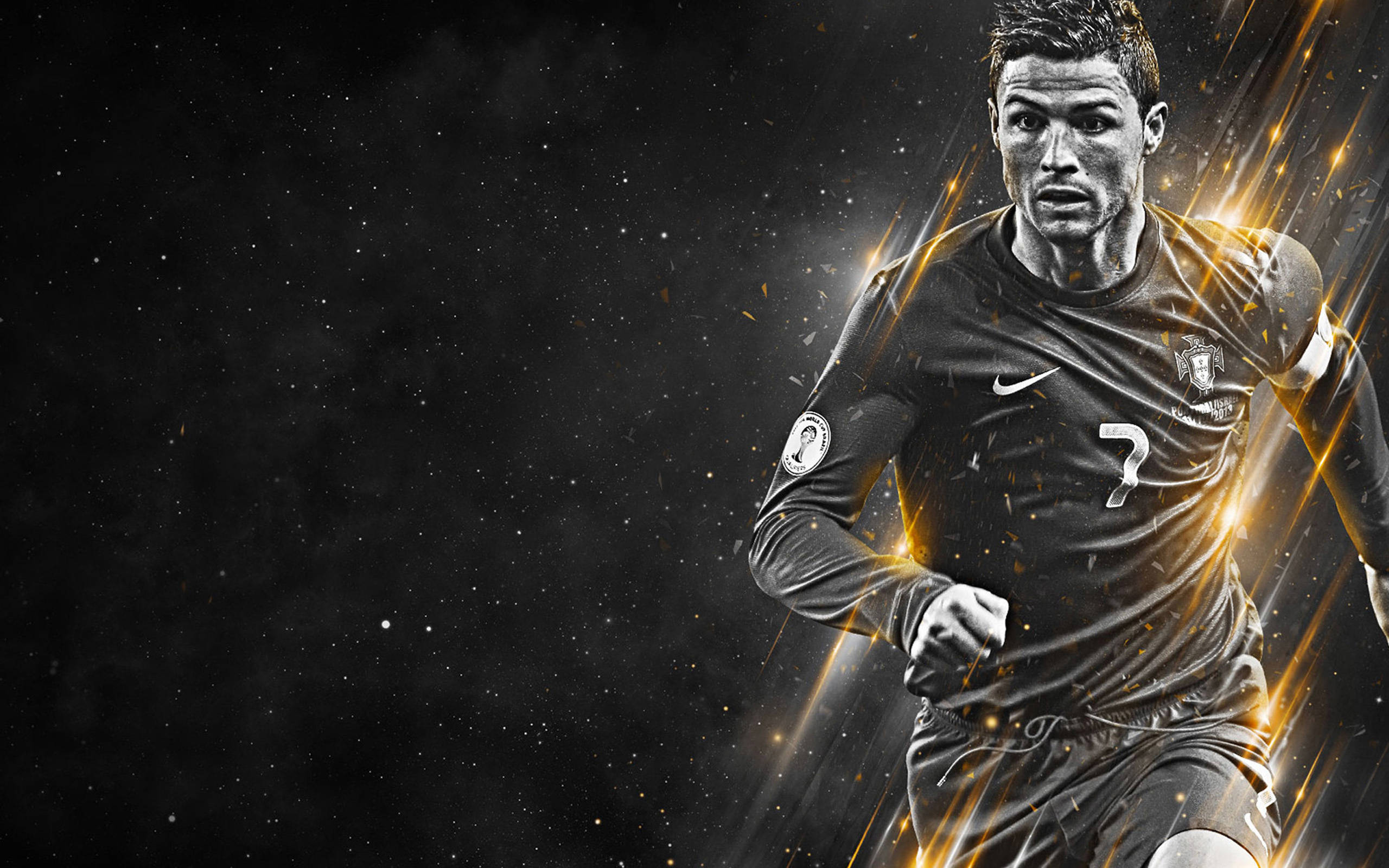 Cristiano Ronaldo 桌布 壁紙 — 一名身穿深色球衣的動感足球運動員在星光點點的黑色背景下向前衝刺，身後爆發出金色光芒。