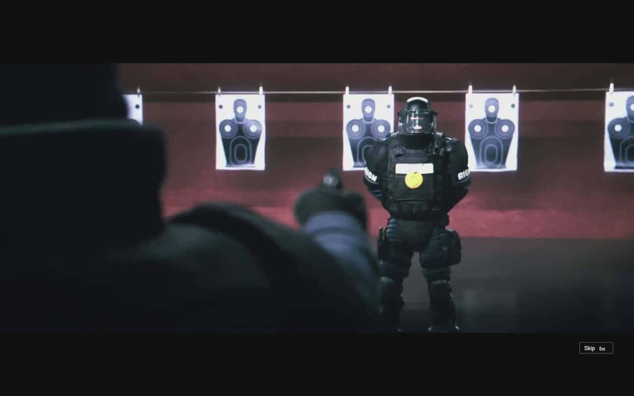 Rainbow Six Siege Rook 桌布 壁紙 — 一名身穿深色裝備的射手在光線昏暗的室內射擊場用手槍瞄準全身靶。