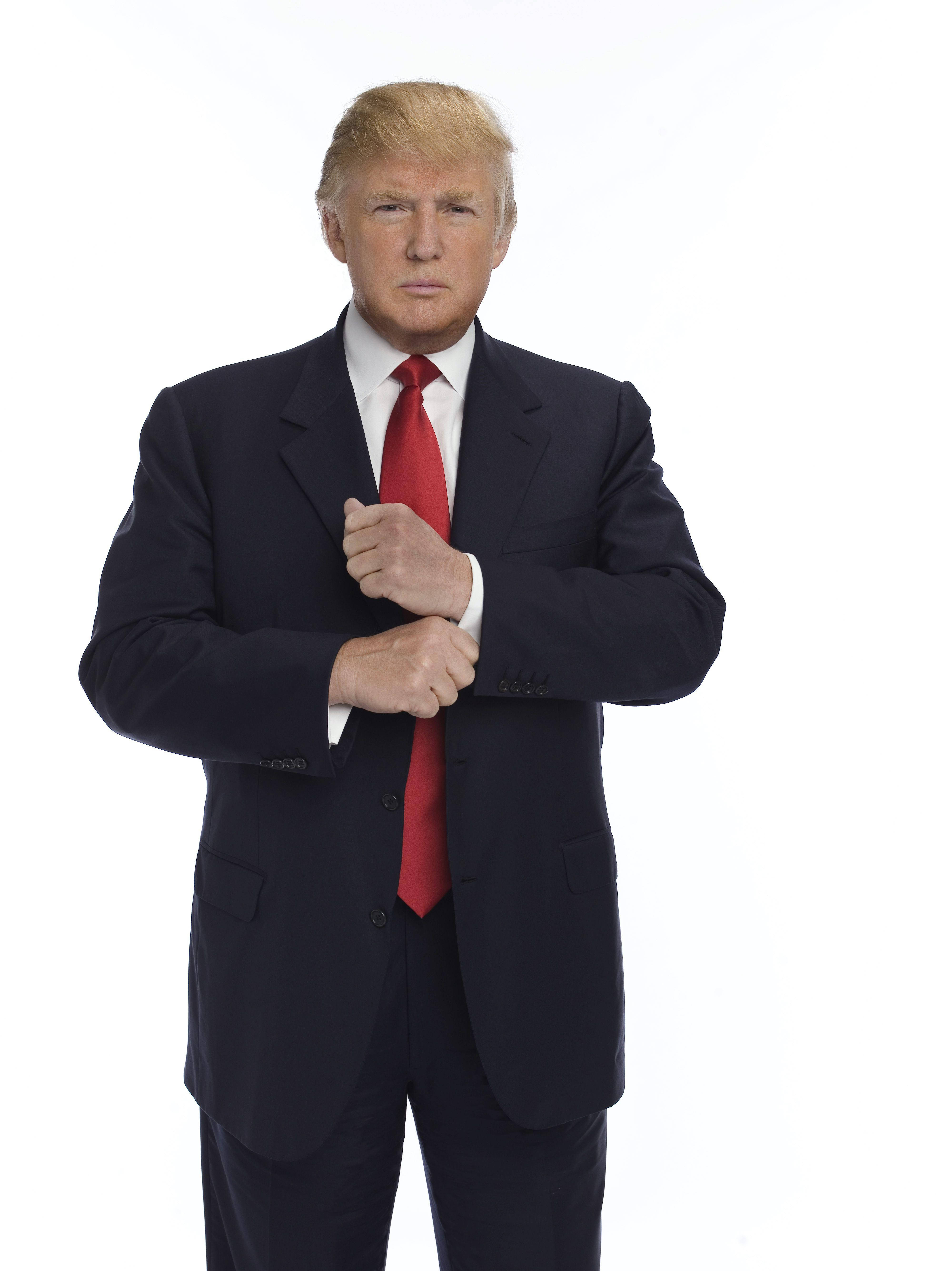donald trump 桌布 壁紙 — 一名身穿深色西裝和紅色領帶的男子在純白背景下調整袖口。