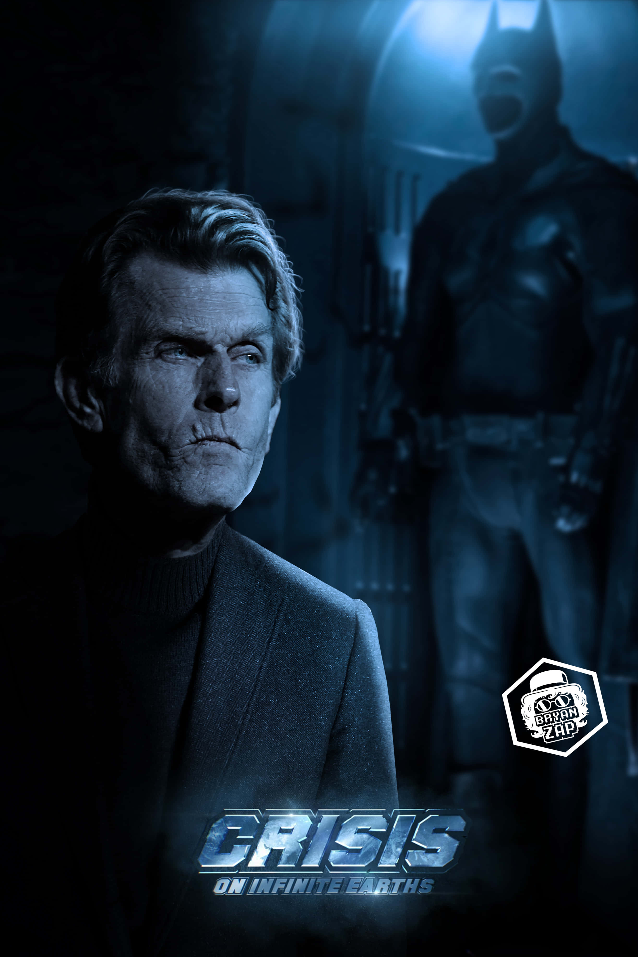 Kevin Conroy 桌布 壁紙 — 一名身穿深色西裝的男子在冷藍色燈光下凝視著背景中隱約出現的蝙蝠俠身影。