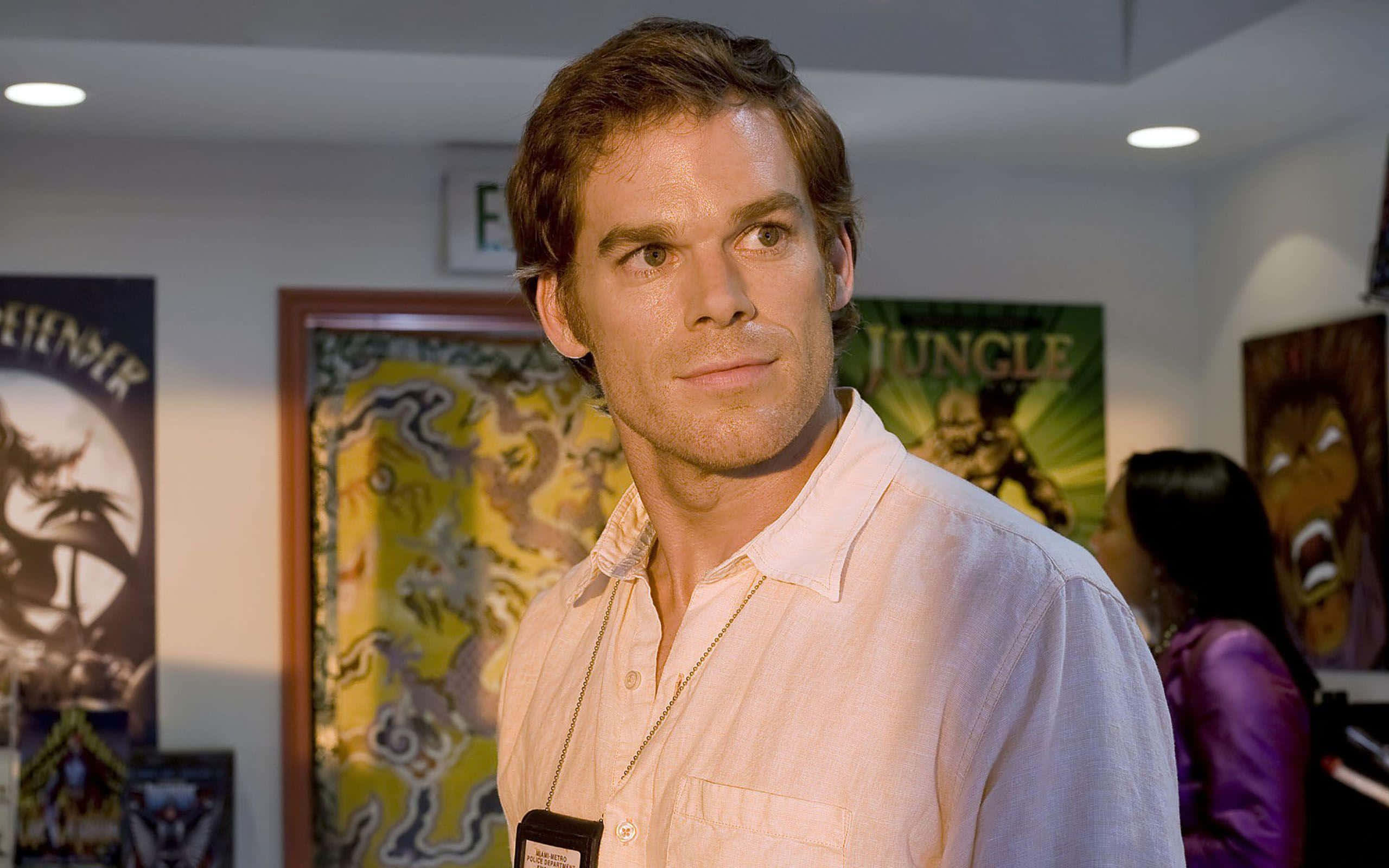 michael c. hall 桌布 壁紙 — 一名身穿淺色襯衫的男子站在一個牆上貼有漫畫海報的房間裡。