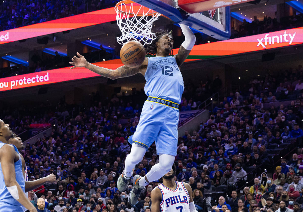 Grizzlies 桌布 壁紙 — 一名身穿淺藍色球衣的籃球運動員在觀眾注視下，專注地灌籃。