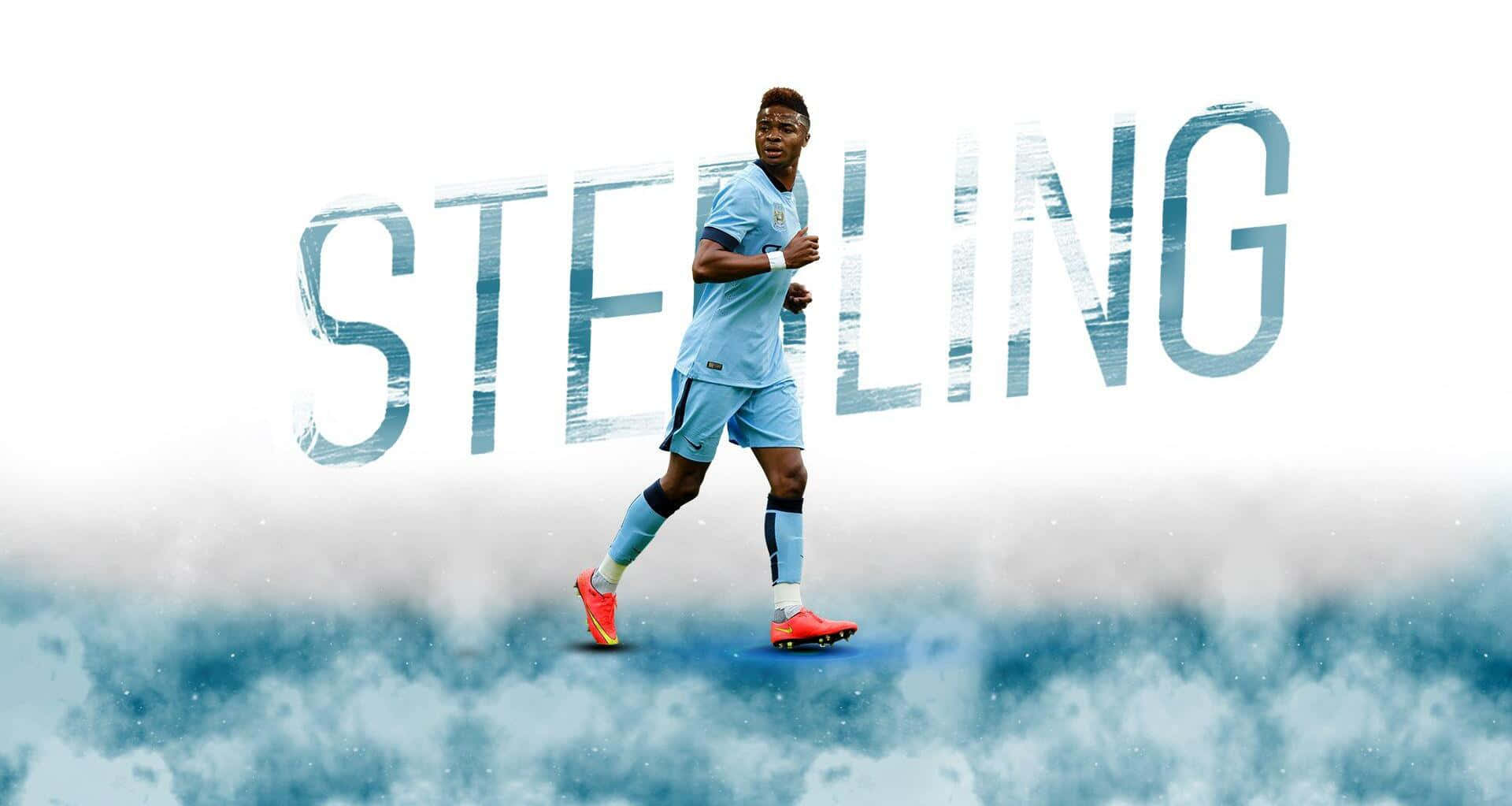 Sterling 桌布 壁紙 — 一名身穿淺藍色球衣的足球員在霧氣瀰漫的背景上動態奔跑，背景上有大型紋理字體寫著 'STERLING'。