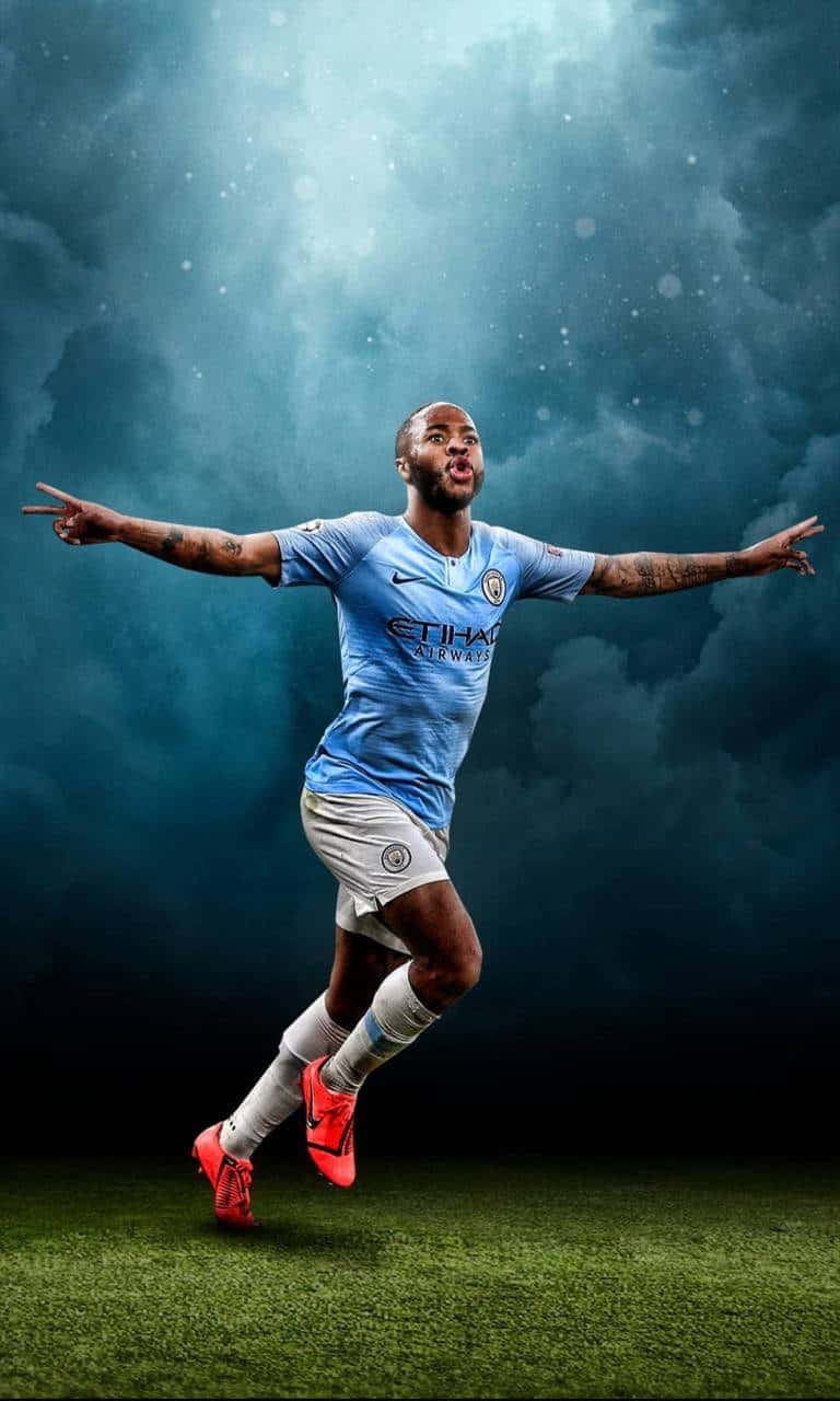 Sterling 桌布 壁紙 — 一名身穿淺藍色球衣的足球運動員在綠色球場上歡樂跳躍，背景是戲劇性的陰暗多雲天空，伴有發光的光線。