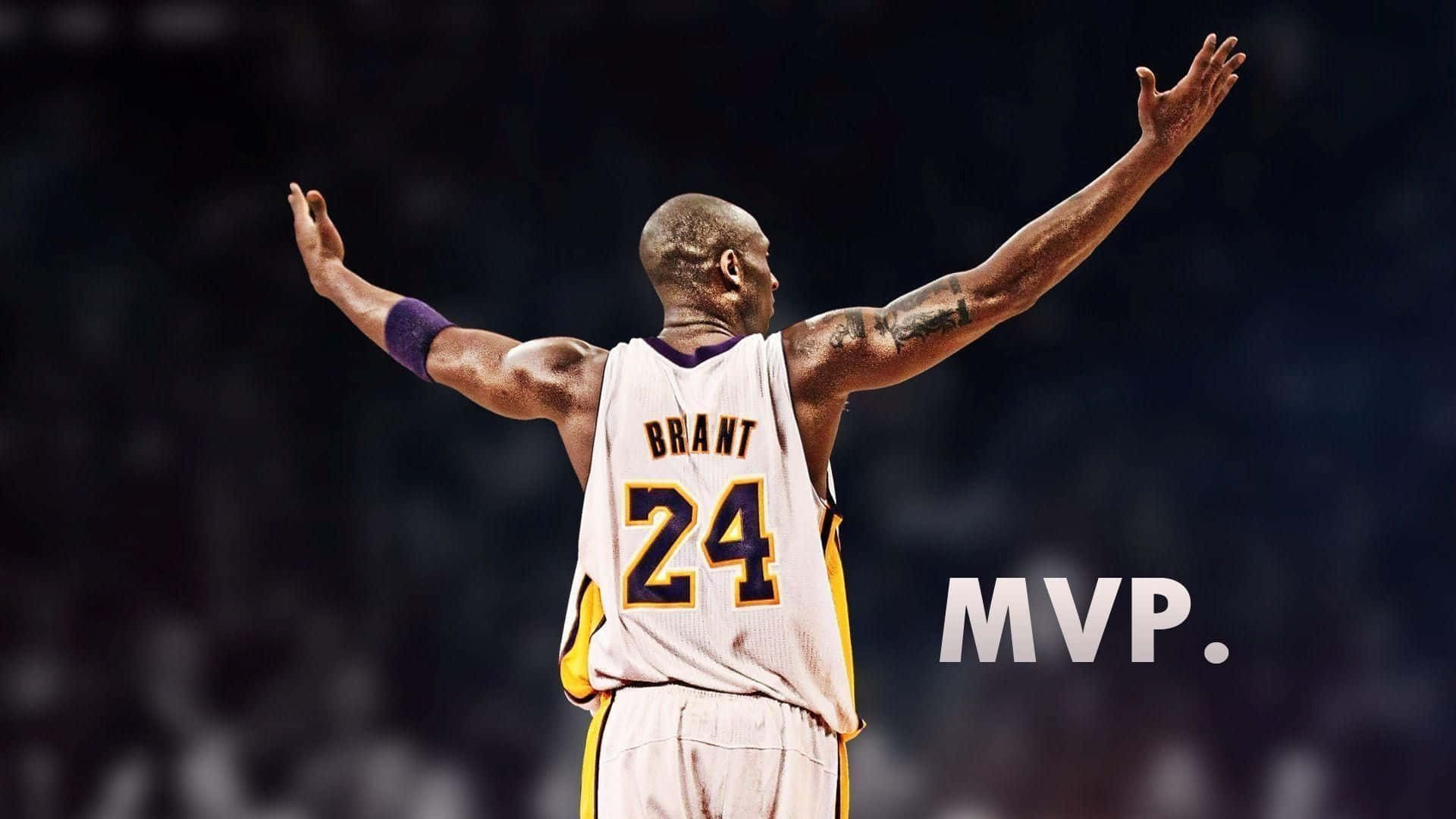 科比· Bryant 桌布 壁紙 — 一名身穿白色24號球衣的籃球運動員，高舉雙臂慶祝勝利，旁邊出現「MVP」字樣。