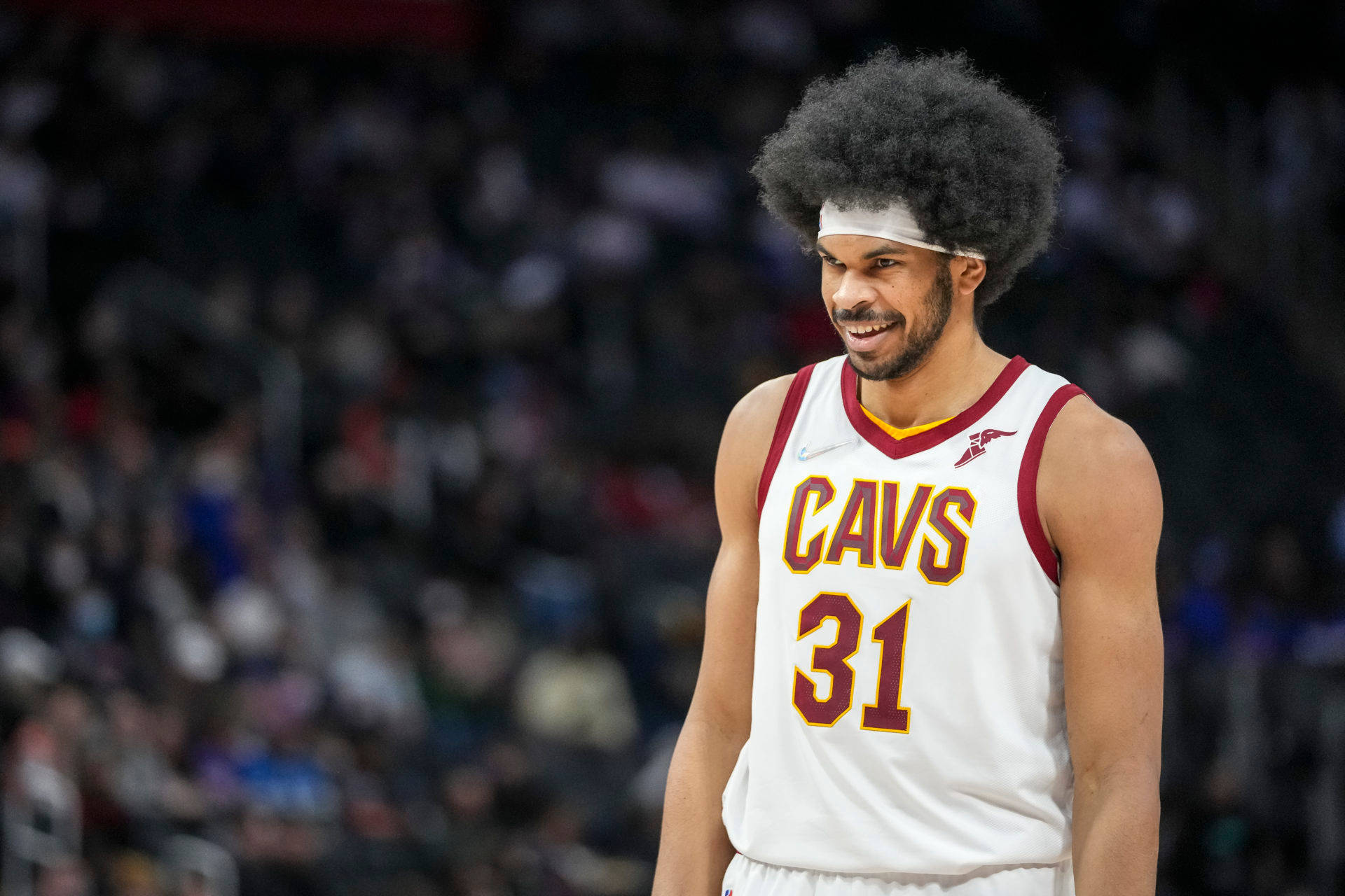 Jarrett Allen All-Star Game 壁紙 — 一名身穿白色Cavs球衣、號碼31的籃球運動員在球場上自信地微笑，背景是模糊的觀眾。