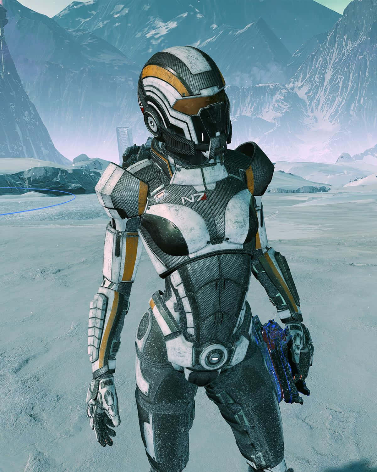 Mass Effect Cerberus 桌布 壁紙 — 一名身穿白色和橙色裝甲嘅未來士兵，獨自企喺蒼白天空下嘅積雪山谷中。