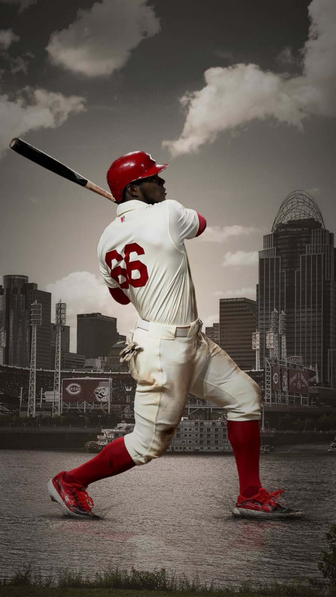 baseball bat 桌布 壁紙 — 一名身穿白色和紅色制服嘅棒球選手喺戲劇性嘅城市天際線背景下揮棒。