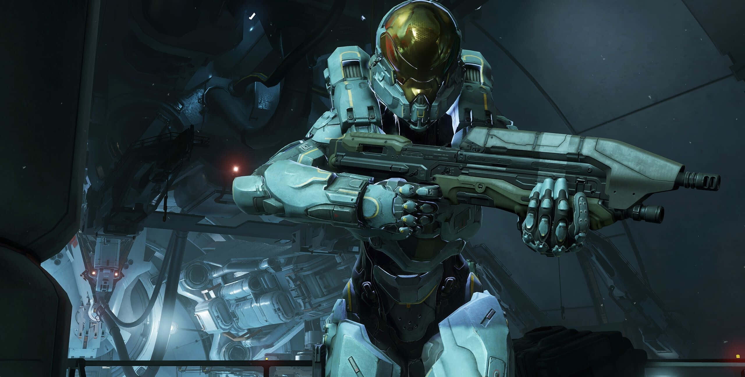 Halo 5 Blue Team 桌布 壁紙 — 一名身穿白色和金色盔甲的未来士兵在昏暗的太空船駕駛艙內瞄準重型武器。
