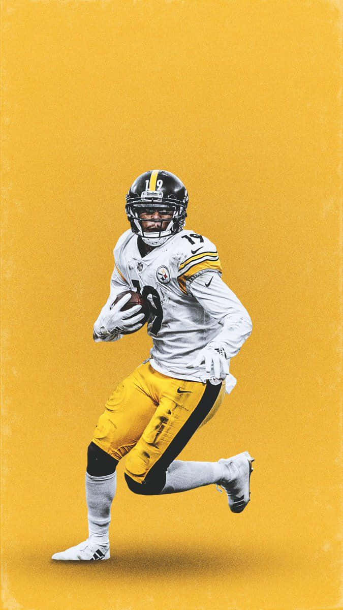 Juju Smith Schuster 桌布 壁紙 — 一名身穿白色和黃色球衣的匹茲堡鋼人隊美式足球員，在純芥末黃色背景前持球向前衝刺。