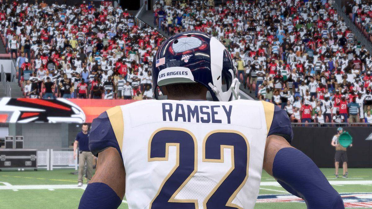 Jalen Ramsey Madden 22 壁紙 — 一名身穿白色球衣、印有Ramsey名字和22號的足球員站在球場上，面對著擠滿觀眾的體育場。