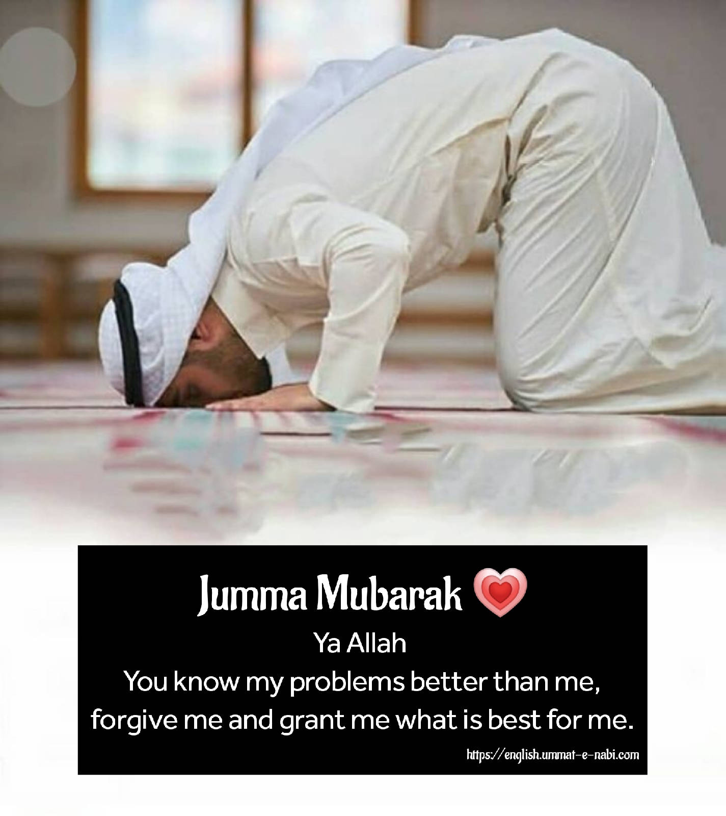 muslim 桌布 壁紙 — 一名身穿白色祈禱服的男人在清真寺內的有圖案祈禱墊上深深鞠躬敬拜。