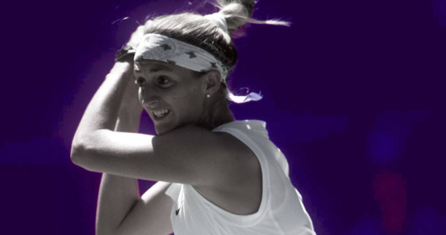 mary pierce tennis graphic art 壁紙 — 一名身穿白色裝備的網球運動員在揮拍中微笑，背景為充滿活力的紫色。