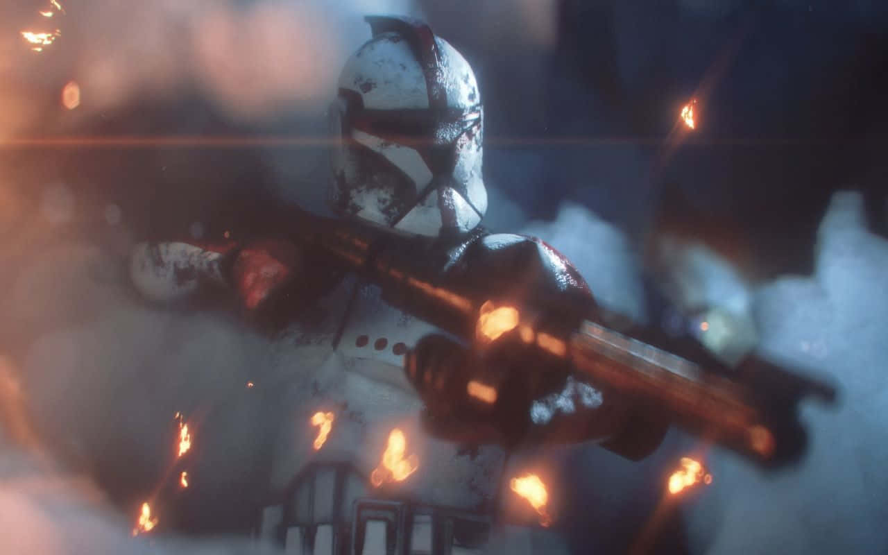 Cool Star Wars 桌布 壁紙 — 一名身穿白色裝甲、滿身戰痕的克隆人突擊兵在煙霧和發光的餘燼中，於混亂的戰區發射爆能步槍。