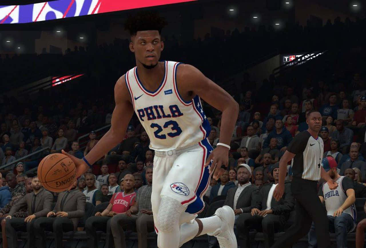 NBA 2k20 桌布 壁紙 — 一名身穿白色費城球衣的籃球運動員在明亮的場館燈光下，於激烈的比賽中運球。