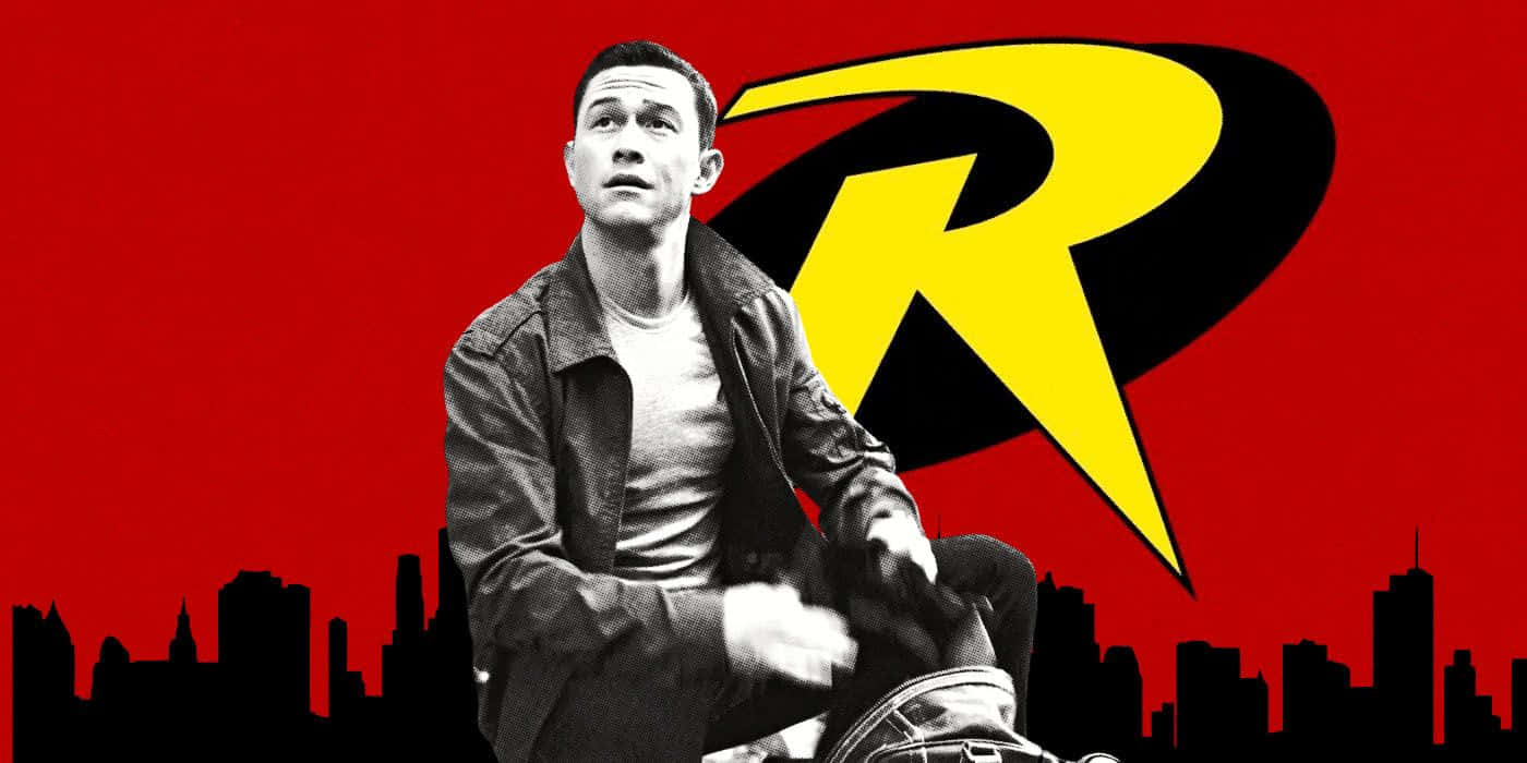 joseph gordon-levitt 桌布 壁紙 — 一名身穿皮褸的男子坐在電單車上，背景為大膽的紅色，帶有大型黃色R標誌和城市天際線剪影。