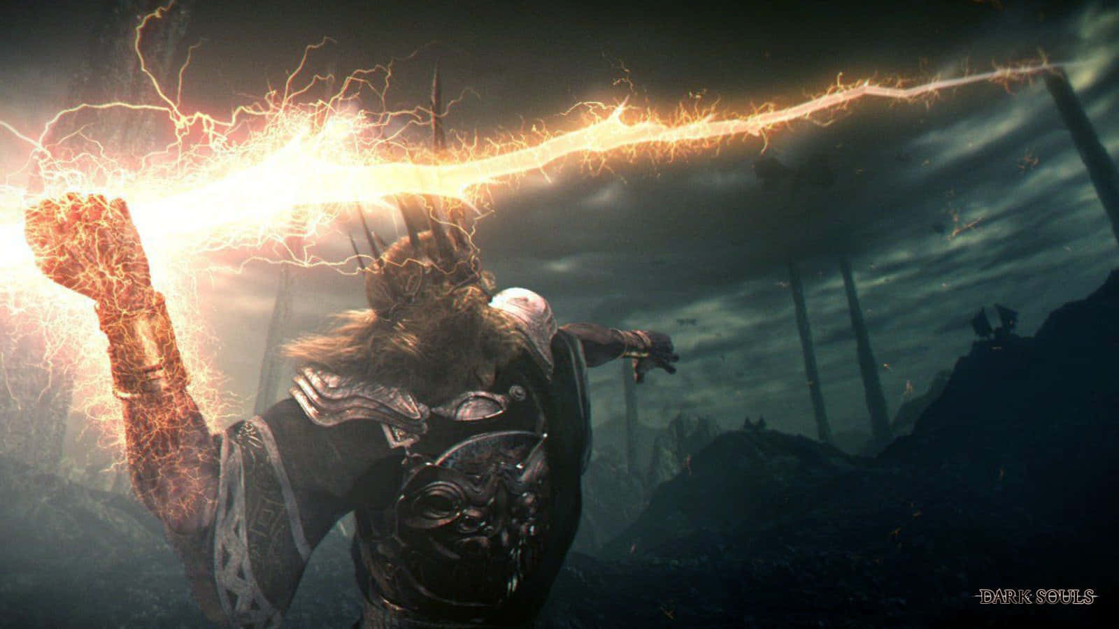 Dark Souls Gwyn 桌布 壁紙 — 一名身穿盔甲的戰士在陰沉天空下，於黑暗暴風雨的戰場上引導出一道巨大的閃電。