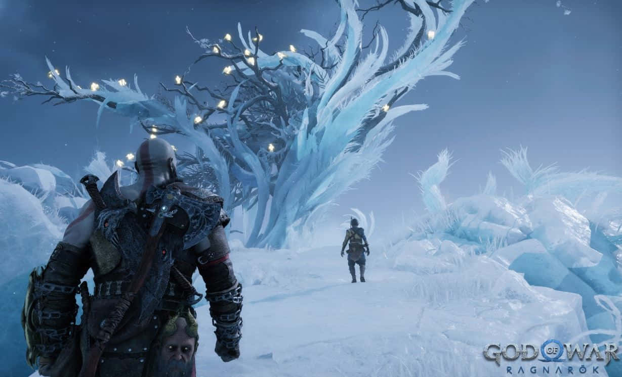 God Of War 桌布 壁紙 — 一名身穿盔甲的戰士站在一棵發光的巨大冰凍樹前，另一個人影在雪景中走開。