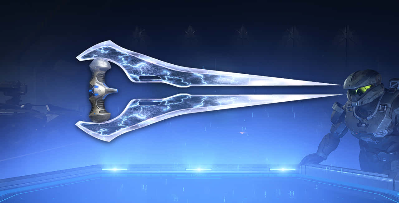 Halo Energy Sword 桌布 壁紙 — 一名身穿盔甲的未来士兵在深蓝色科幻背景下挥舞着发光的能量剑，背景中点缀着星状光芒。