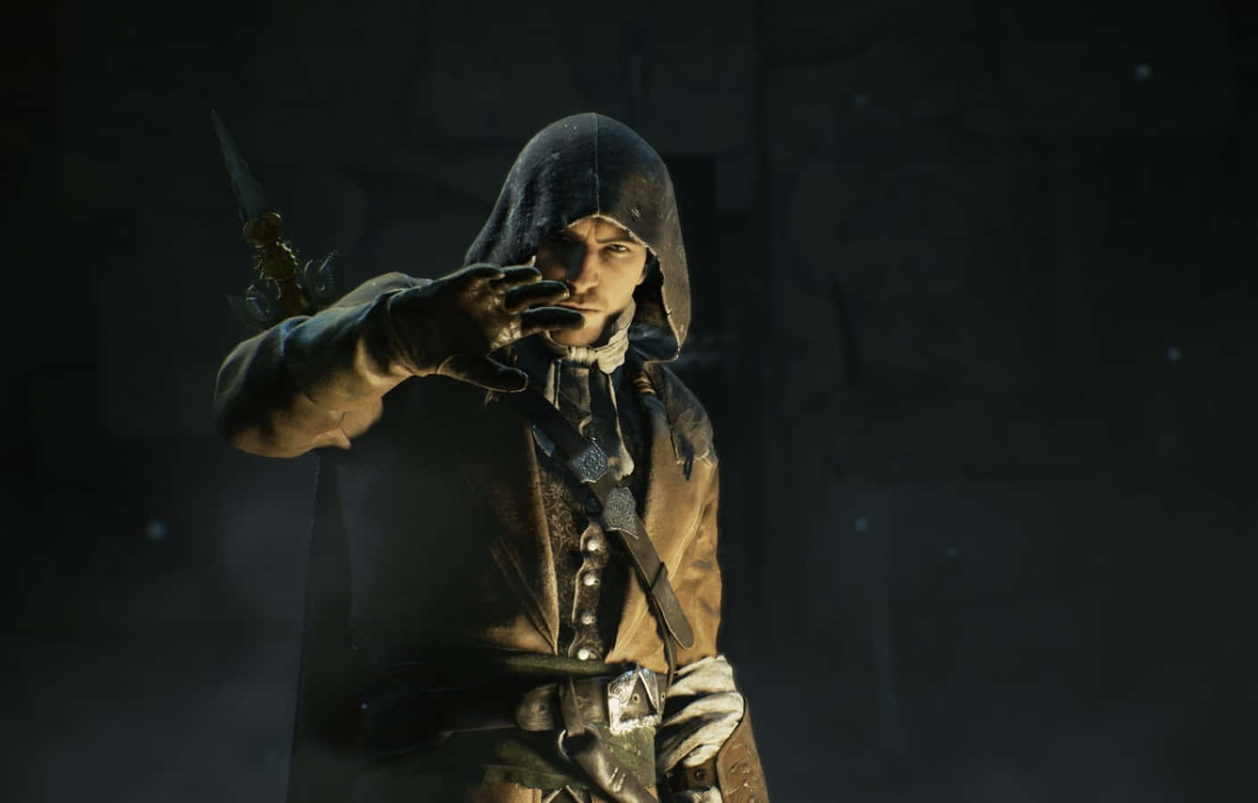 Arno Dorian 桌布 壁紙 — 一名身穿破爛棕色衣服的蒙面刺客在光線昏暗的石室中手持匕首。