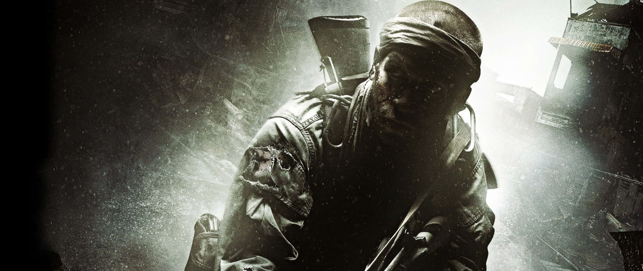 Call Of Duty Soldiers 桌布 壁紙 — 一名身穿破爛裝備的粗獷士兵，手持步槍，在煙霧彌漫的戰區中前進，被強烈的背光照亮。