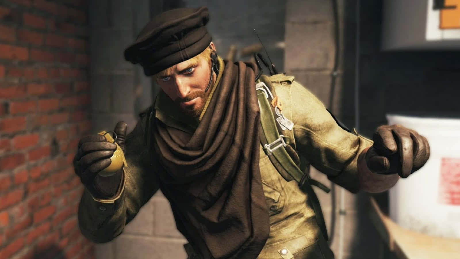Rainbow Six Siege Maverick 桌布 壁紙 — 一名身穿破舊制服和貝雷帽的粗獷士兵，在磚牆背景下專注地握著手榴彈。