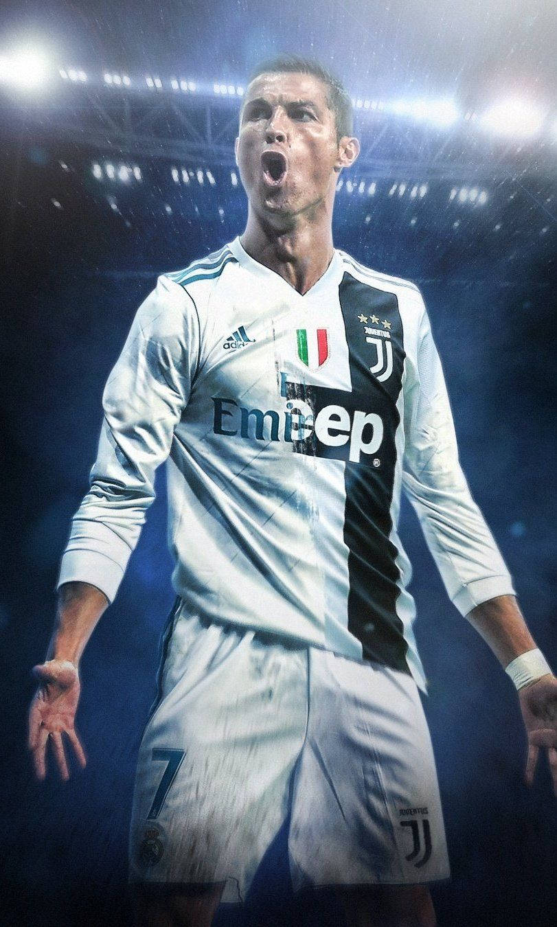 Ronaldo 桌布 壁紙 — 一名身穿祖雲達斯球衣的足球員在球場燈光下，雨水灑落四周，發出勝利的咆哮。