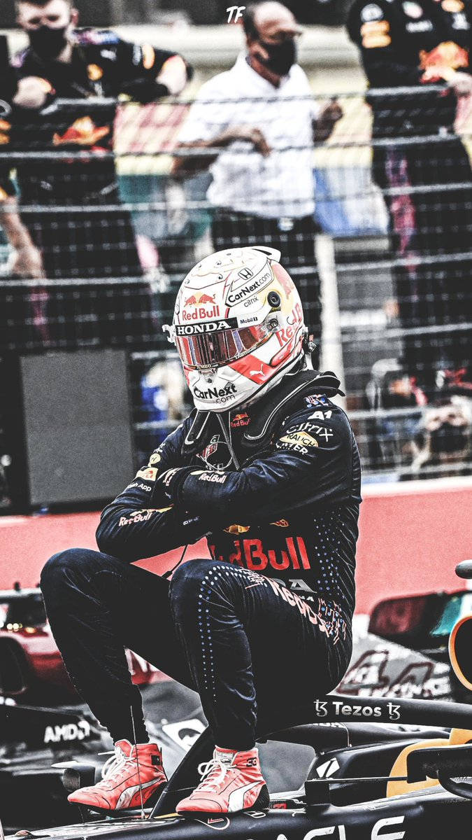 Verstappen 桌布 壁紙 — 一名身穿紅牛賽車裝備的F1車手沮喪地坐在他的賽車上，雙臂交叉，低垂著頭。
