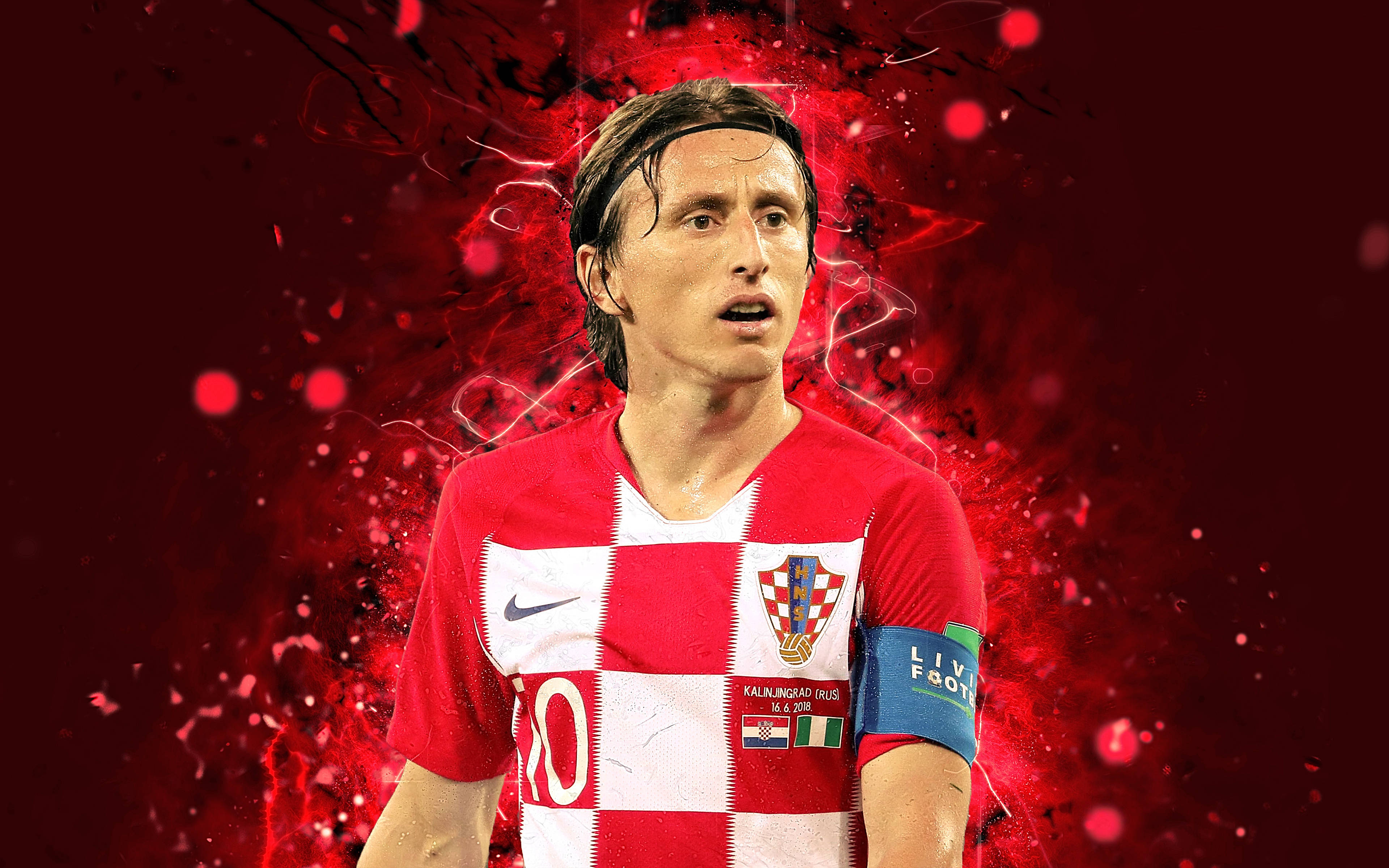 Croatia 桌布 壁紙 — 一名身穿紅白格仔球衣的克羅地亞足球員站在動態的紅色能量爆發背景前。