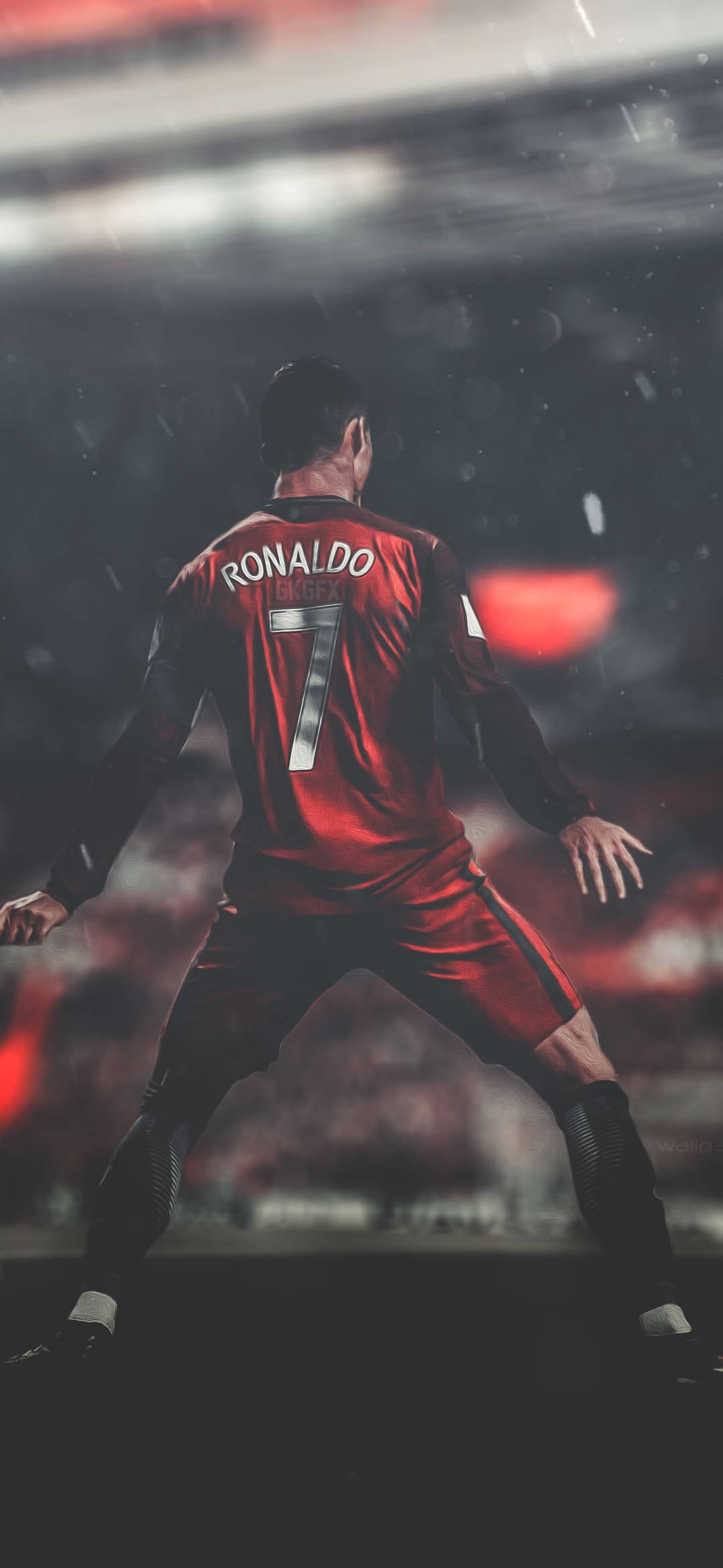 Ronaldo 桌布 壁紙 — 一名身穿紅色7號球衣的足球員在球場燈光下，站在被雨水打濕的草地上。
