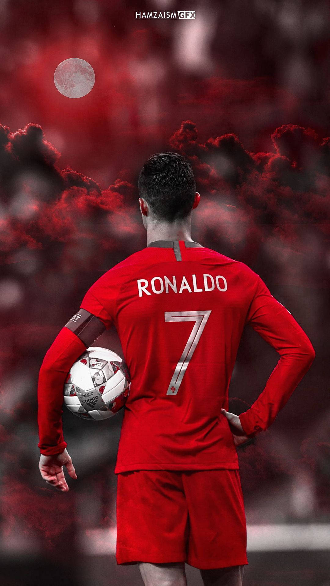Ronaldo 桌布 壁紙 — 一名身穿紅色7號球衣的足球員在紅色天空和滿月下拿著球站立。