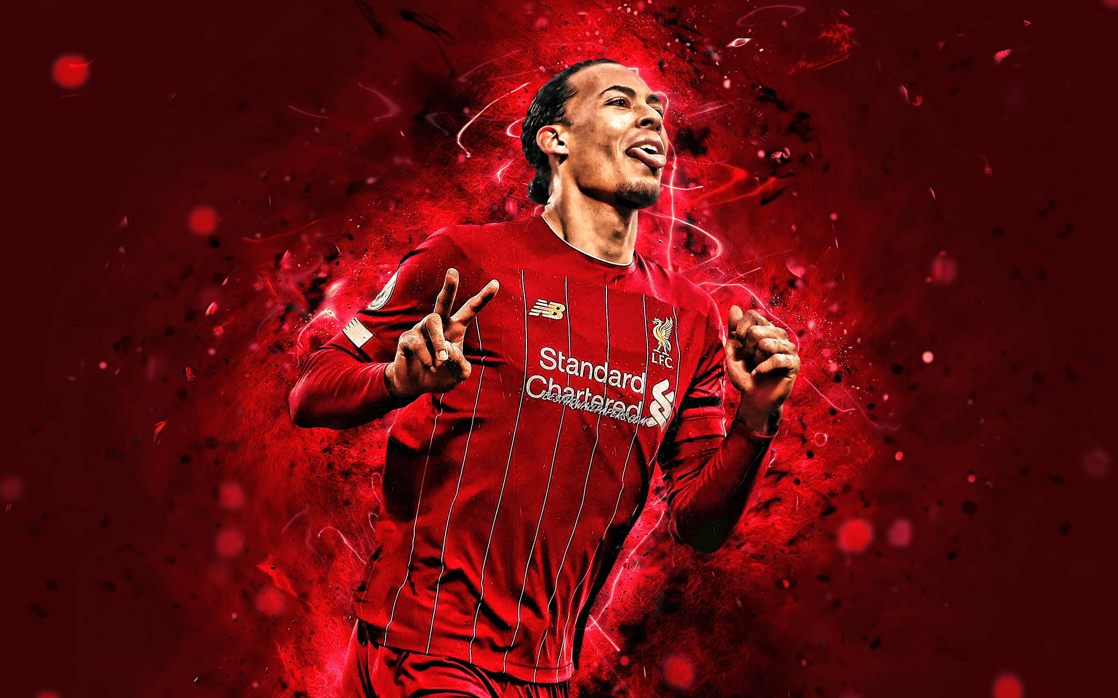Liverpool Fc 桌布 壁紙 — 一名身穿紅色利物浦球衣的足球運動員在動態紅色粒子背景下充滿活力地慶祝。