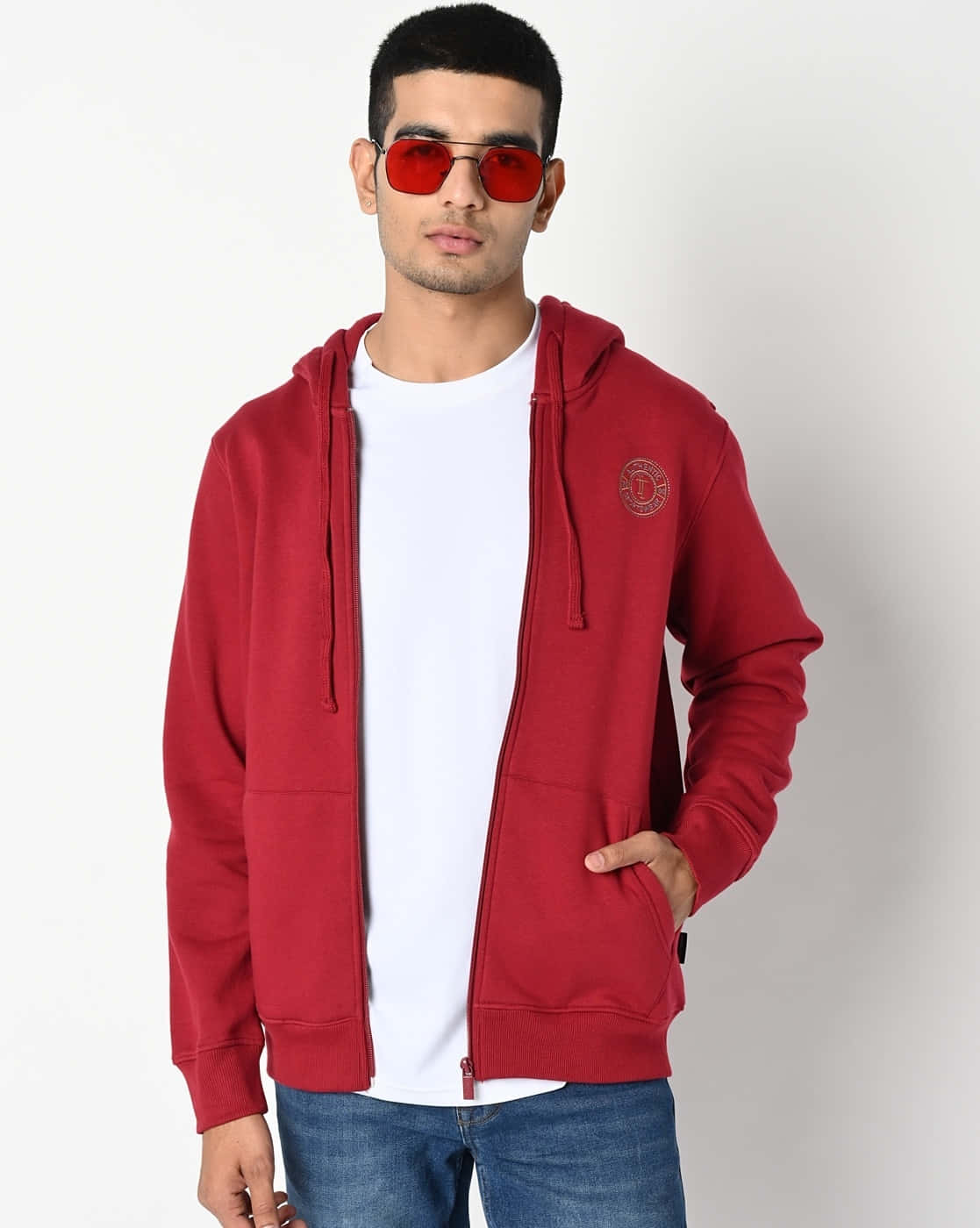 Red Hoodie 桌布 壁紙 — 一名身穿紅色拉鏈連帽衛衣和白色T恤的男子，戴著紅色太陽眼鏡，在純白色背景前自信地擺姿勢。